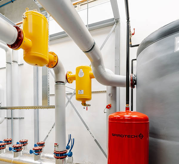 Spirovent luchtafscheider en SpiroTrap vuilafscheider toegepast in de installatie bij Spirotech in Helmond