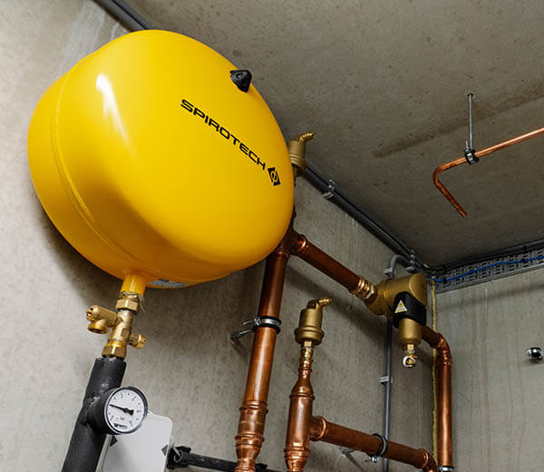 Installatie met een Spirotech expansievat, SpiroTop automatsch snelontluchter en SpiroTrap vuilafscheider