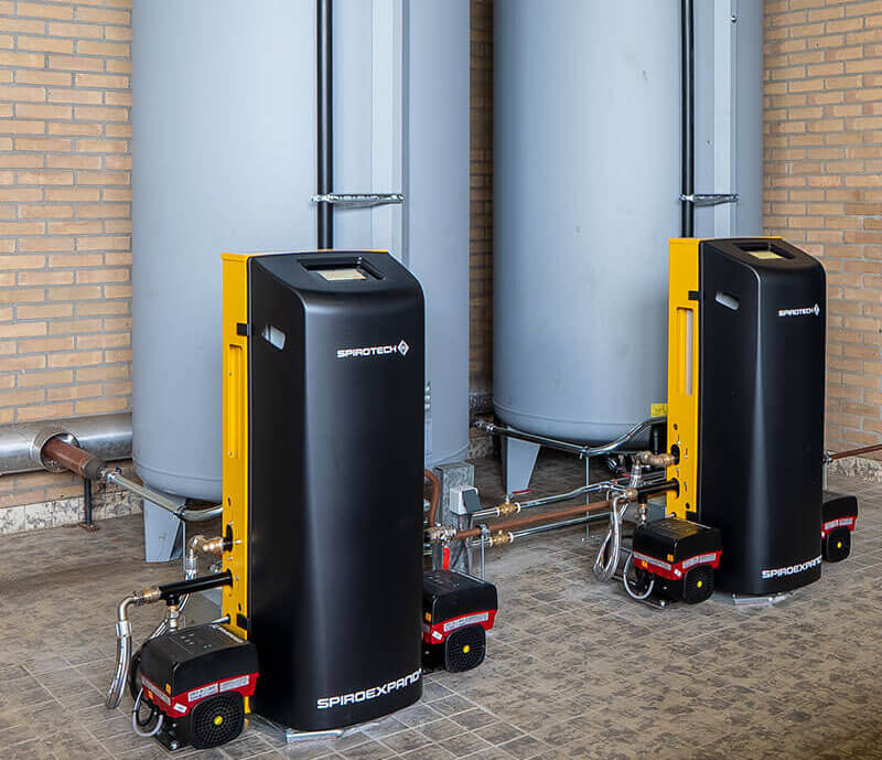 De nieuwe expansieoplossing in de verwarmingsinstallatie van Fokker Techniek bestaat uit een SpiroExpand TopControl Modular DUO gekoppeld aan twee 3000 liter opslagvaten